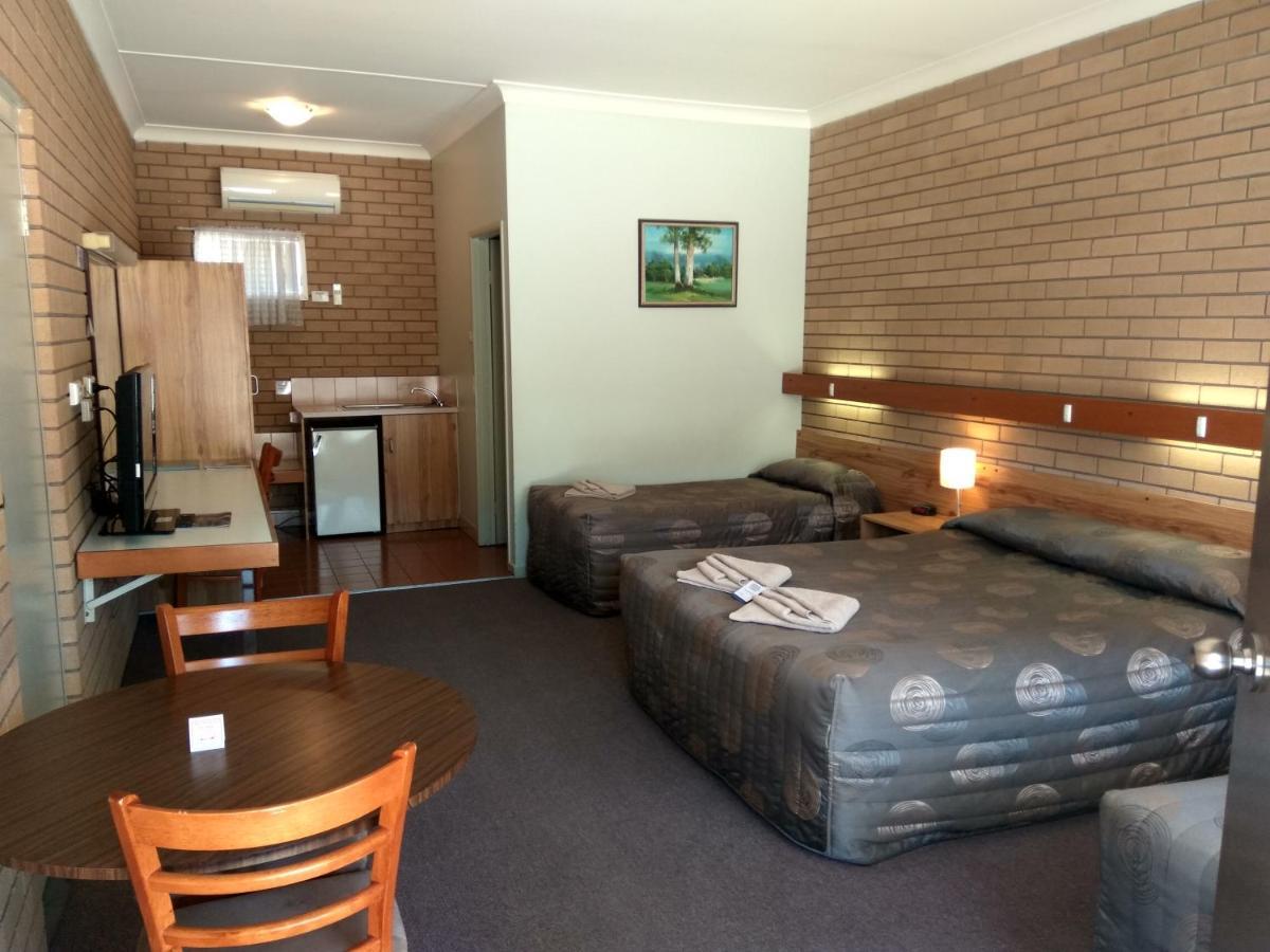 Holbrook Town Centre Motor Inn Exterior photo